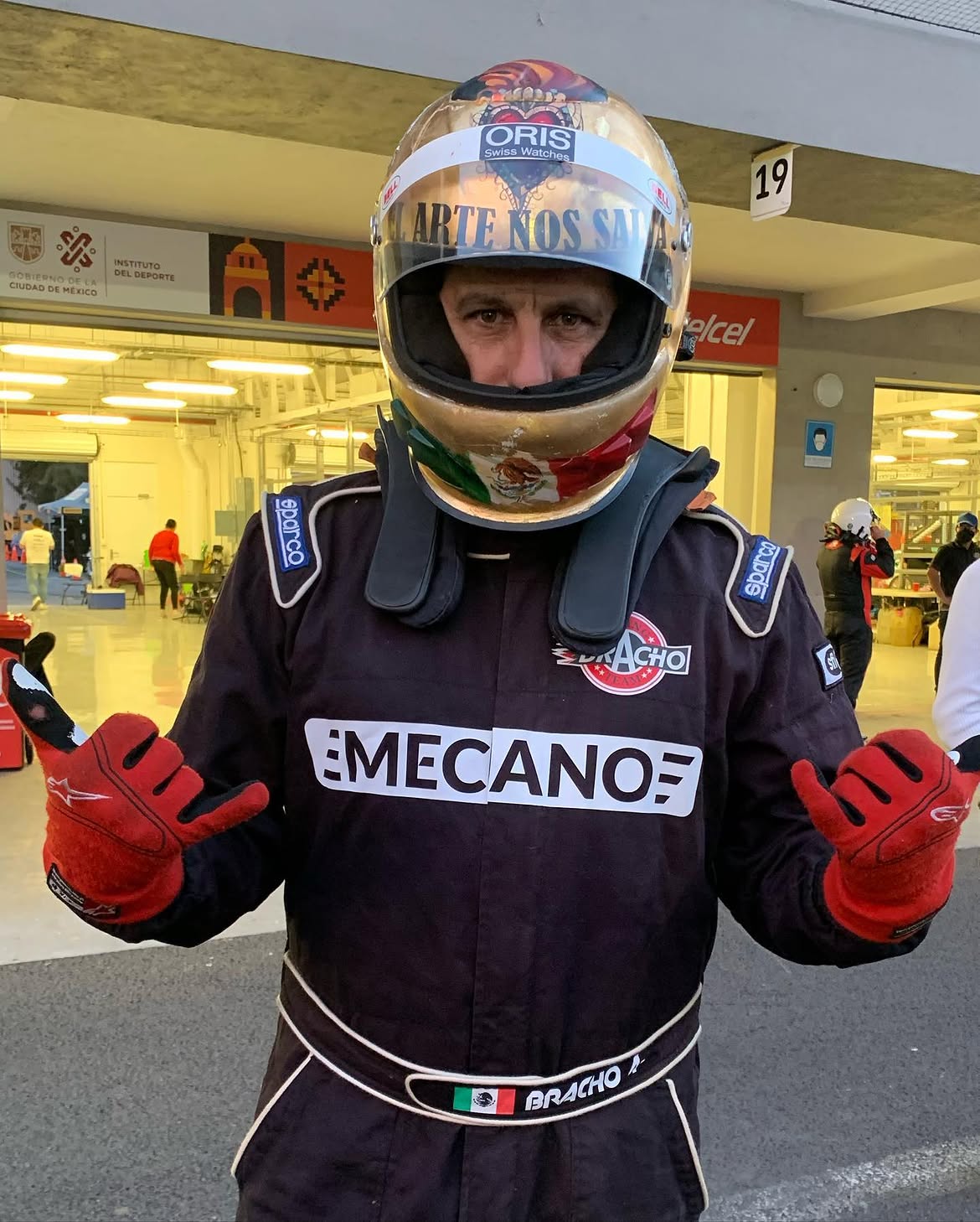 Julio Bracho en traje de racing