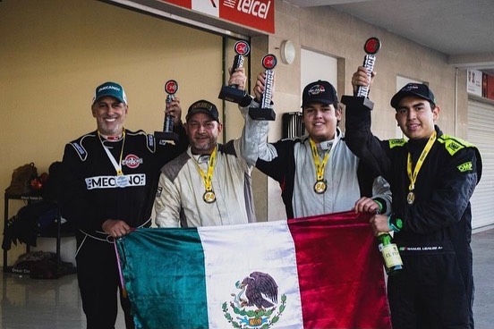 Julio Bracho ganador con bandera de México